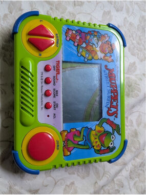 Tiger Muppets Street Surfin' Handheld Console Untested no corrosion